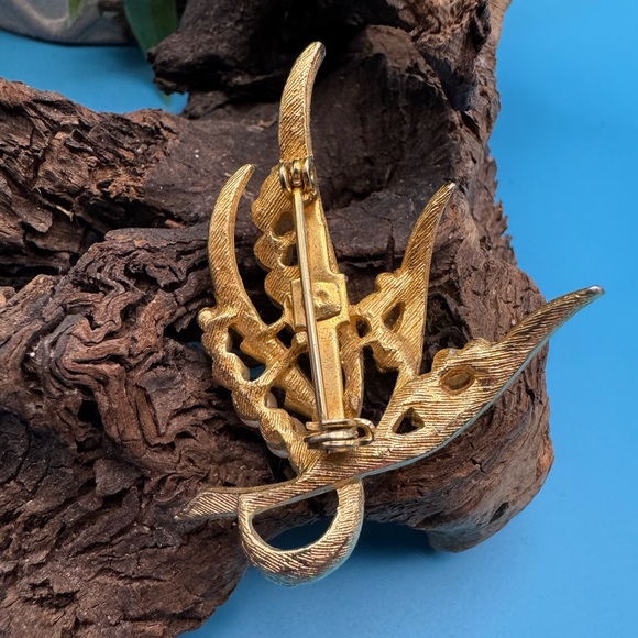 Vintage gold tone ribbon brooch, EUC. Faux pearls and rhinestones. - Picture 3 of 3